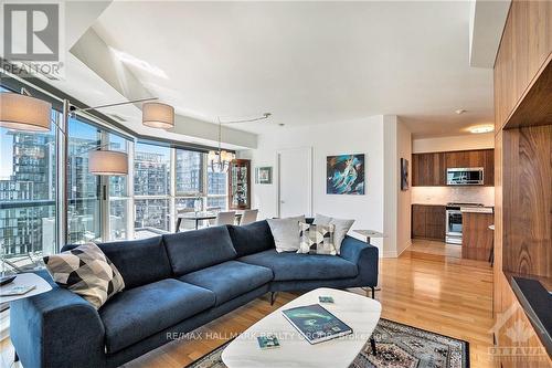 1601 - 445 Laurier Avenue W, Ottawa, ON - Indoor Photo Showing Living Room