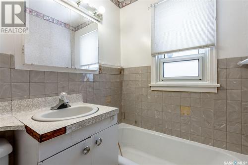 907 Pasqua Street, Regina, SK - Indoor Photo Showing Bathroom