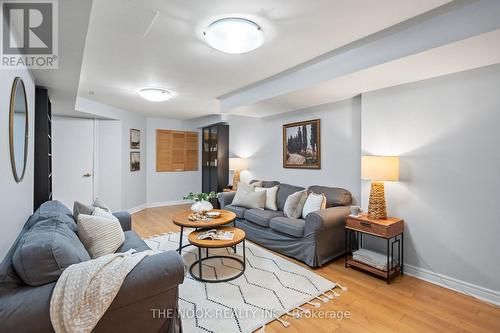 60 Bowler Street, Aurora (Bayview Wellington), ON - Indoor Photo Showing Living Room