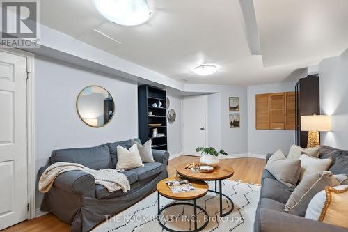 60 Bowler Street, Aurora (Bayview Wellington), ON - Indoor Photo Showing Living Room