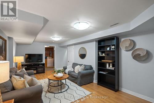 60 Bowler Street, Aurora (Bayview Wellington), ON - Indoor Photo Showing Living Room