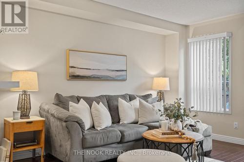 60 Bowler Street, Aurora (Bayview Wellington), ON - Indoor Photo Showing Living Room