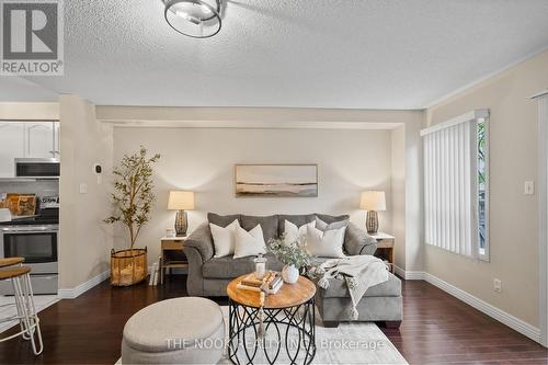 60 Bowler Street, Aurora (Bayview Wellington), ON - Indoor Photo Showing Living Room