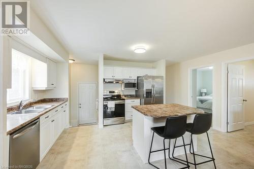 20 Faith Boulevard, St. Thomas, ON - Indoor Photo Showing Kitchen With Double Sink With Upgraded Kitchen