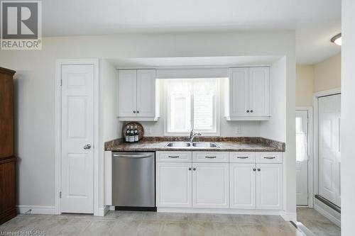 20 Faith Boulevard, St. Thomas, ON - Indoor Photo Showing Kitchen With Double Sink