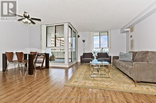 #915 - 1320 Mississauga Valley Boulevard, Mississauga, ON - Indoor Photo Showing Living Room