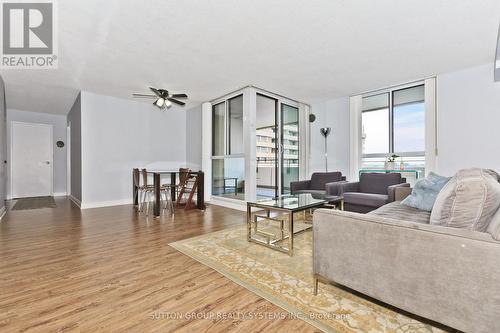 #915 - 1320 Mississauga Valley Boulevard, Mississauga, ON - Indoor Photo Showing Living Room