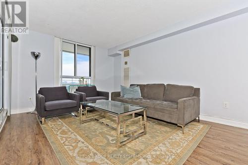 #915 - 1320 Mississauga Valley Boulevard, Mississauga, ON - Indoor Photo Showing Living Room