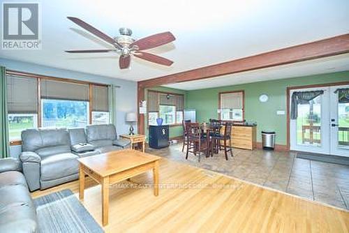 10905 Sodom Road W, Niagara Falls, ON - Indoor Photo Showing Living Room