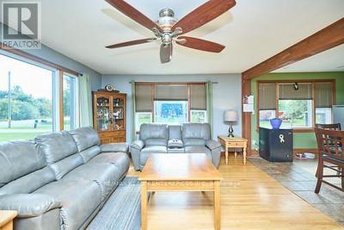 10905 Sodom Road W, Niagara Falls, ON - Indoor Photo Showing Living Room