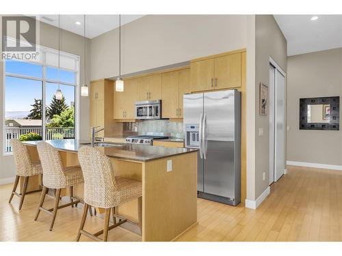 1495 Graham Street Unit# 409, Kelowna, BC - Indoor Photo Showing Kitchen With Stainless Steel Kitchen