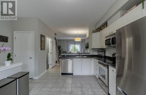 77 Willow Lane, Grimsby, ON - Indoor Photo Showing Kitchen