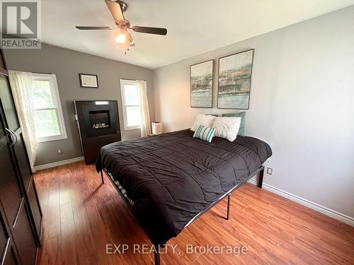 89 Washington Street, Brant, ON - Indoor Photo Showing Bedroom