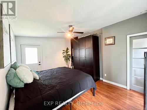 89 Washington Street, Brant, ON - Indoor Photo Showing Bedroom