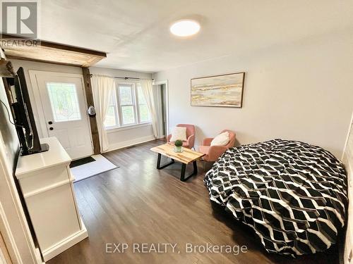 89 Washington Street, Brant, ON - Indoor Photo Showing Bedroom