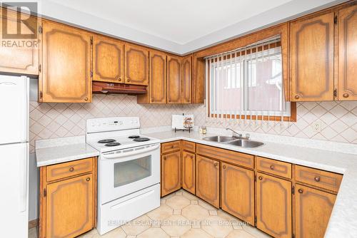 111 Nugent Drive, Hamilton, ON - Indoor Photo Showing Kitchen With Double Sink