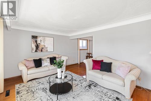 111 Nugent Drive, Hamilton, ON - Indoor Photo Showing Living Room