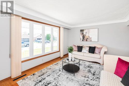 111 Nugent Drive, Hamilton, ON - Indoor Photo Showing Living Room