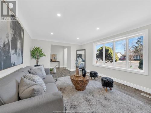 2485 Dominion Boulevard, Windsor, ON - Indoor Photo Showing Living Room