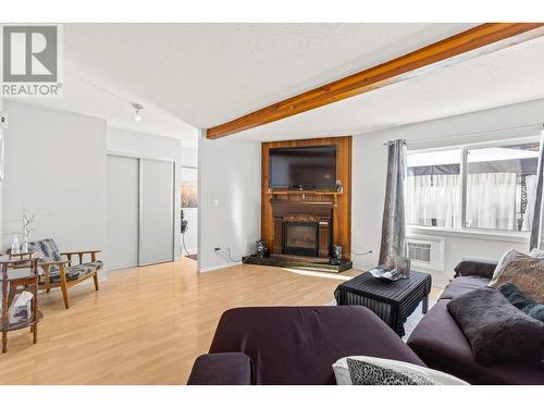 1481 Inkar Road Unit# 12, Kelowna, BC - Indoor Photo Showing Living Room With Fireplace