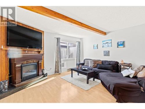 1481 Inkar Road Unit# 12, Kelowna, BC - Indoor Photo Showing Living Room With Fireplace