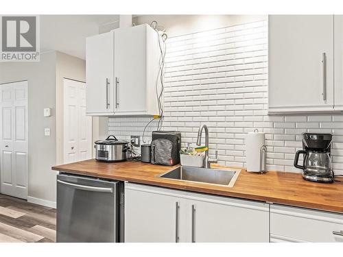 2306 39 Street Unit# 1, Vernon, BC - Indoor Photo Showing Kitchen