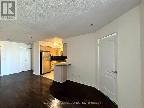 711 - 4080 Living Arts Drive, Mississauga, ON - Indoor Photo Showing Kitchen