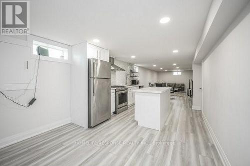 1305 Consort Crescent, Burlington, ON - Indoor Photo Showing Kitchen