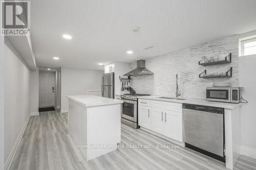 1305 Consort Crescent, Burlington, ON - Indoor Photo Showing Kitchen With Upgraded Kitchen