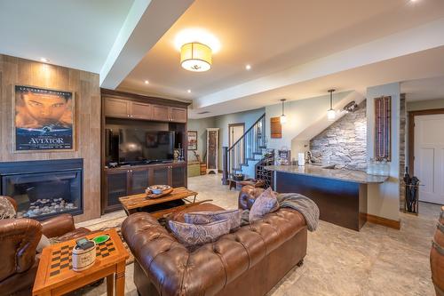 136 Flagstone Rise, Naramata, BC - Indoor Photo Showing Living Room With Fireplace