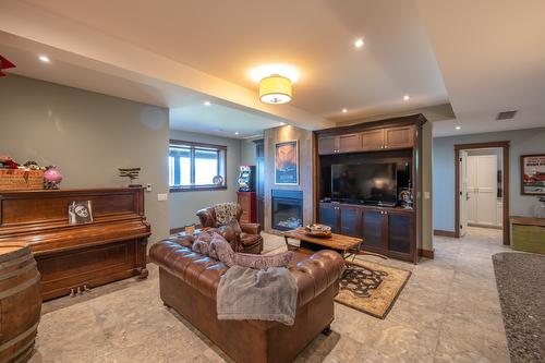 136 Flagstone Rise, Naramata, BC - Indoor Photo Showing Living Room