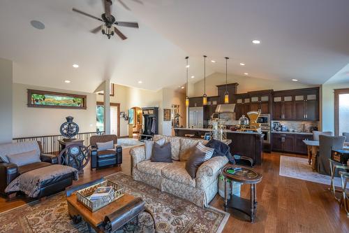 136 Flagstone Rise, Naramata, BC - Indoor Photo Showing Living Room