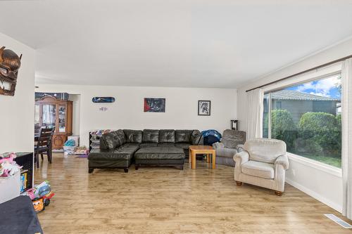 2523 Rhondda Crescent, Kelowna, BC - Indoor Photo Showing Living Room