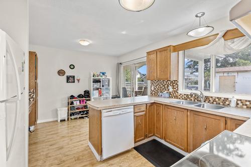 2523 Rhondda Crescent, Kelowna, BC - Indoor Photo Showing Kitchen With Double Sink