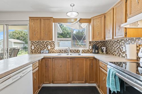 2523 Rhondda Crescent, Kelowna, BC - Indoor Photo Showing Kitchen With Double Sink