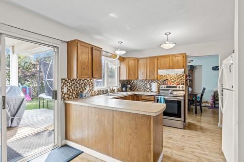 2523 Rhondda Crescent, Kelowna, BC - Indoor Photo Showing Kitchen