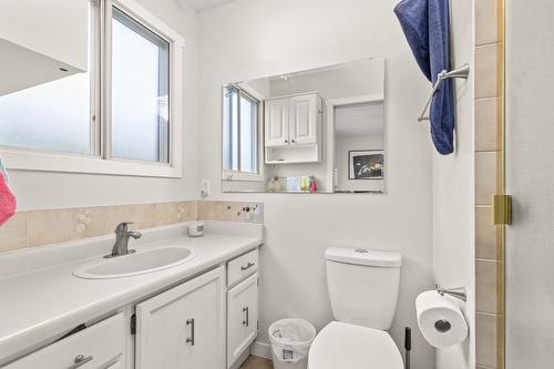 2523 Rhondda Crescent, Kelowna, BC - Indoor Photo Showing Bathroom