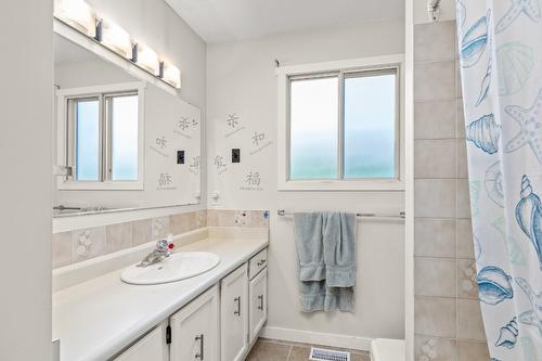 2523 Rhondda Crescent, Kelowna, BC - Indoor Photo Showing Bathroom