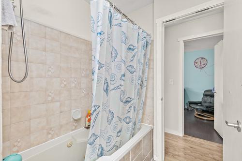 2523 Rhondda Crescent, Kelowna, BC - Indoor Photo Showing Bathroom