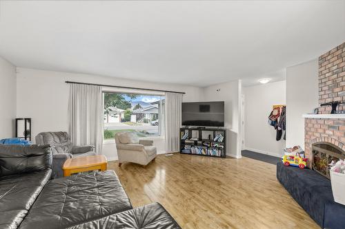 2523 Rhondda Crescent, Kelowna, BC - Indoor Photo Showing Living Room With Fireplace