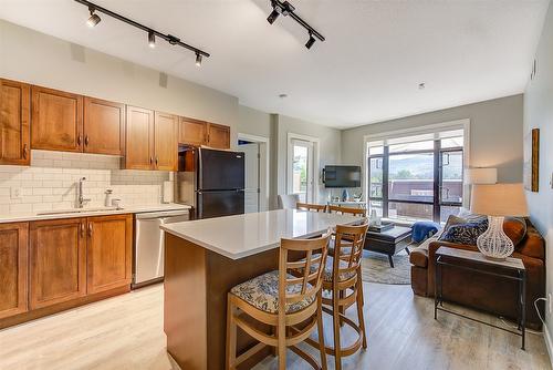 359-654 Cook Road, Kelowna, BC - Indoor Photo Showing Kitchen