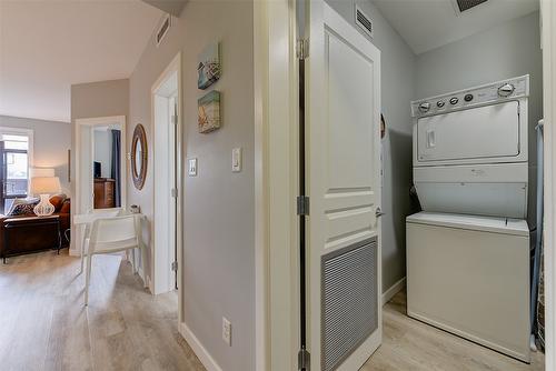 359-654 Cook Road, Kelowna, BC - Indoor Photo Showing Laundry Room