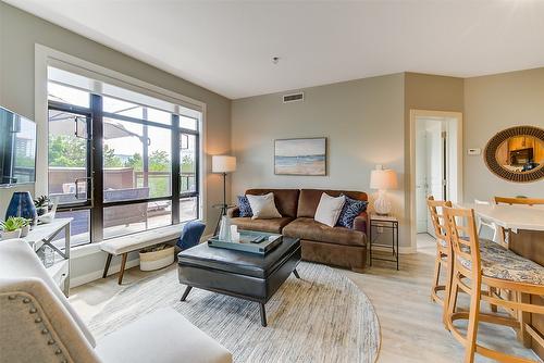 359-654 Cook Road, Kelowna, BC - Indoor Photo Showing Living Room