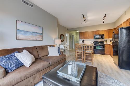 359-654 Cook Road, Kelowna, BC - Indoor Photo Showing Living Room