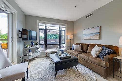 359-654 Cook Road, Kelowna, BC - Indoor Photo Showing Living Room