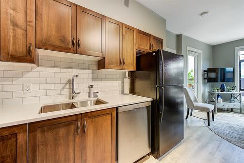 359-654 Cook Road, Kelowna, BC - Indoor Photo Showing Kitchen With Double Sink