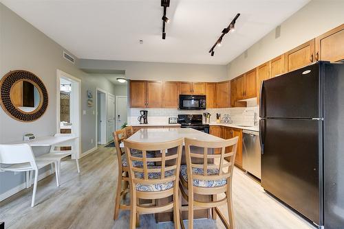 359-654 Cook Road, Kelowna, BC - Indoor Photo Showing Kitchen