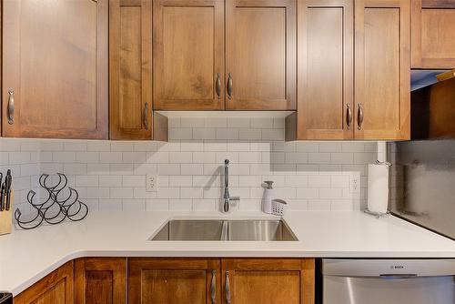 359-654 Cook Road, Kelowna, BC - Indoor Photo Showing Kitchen