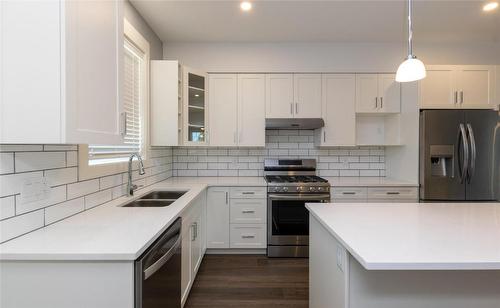 8-1910 11 Avenue, Salmon Arm, BC - Indoor Photo Showing Kitchen With Double Sink With Upgraded Kitchen