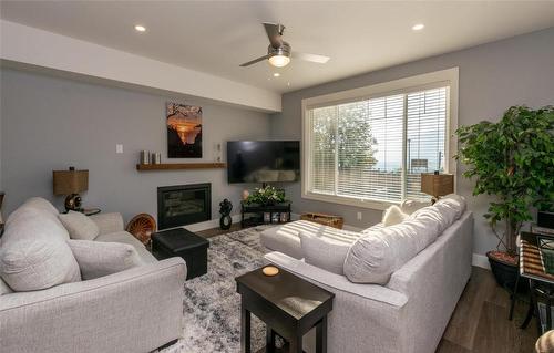 6-1910 11 Avenue, Salmon Arm, BC - Indoor Photo Showing Living Room With Fireplace